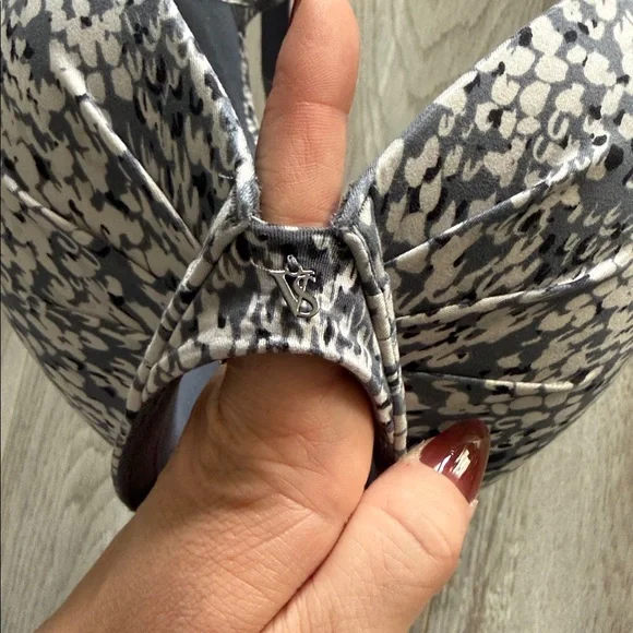Victoria's Secret Gray and White Patterned T-Shirt Bra - Picture 4 of 4